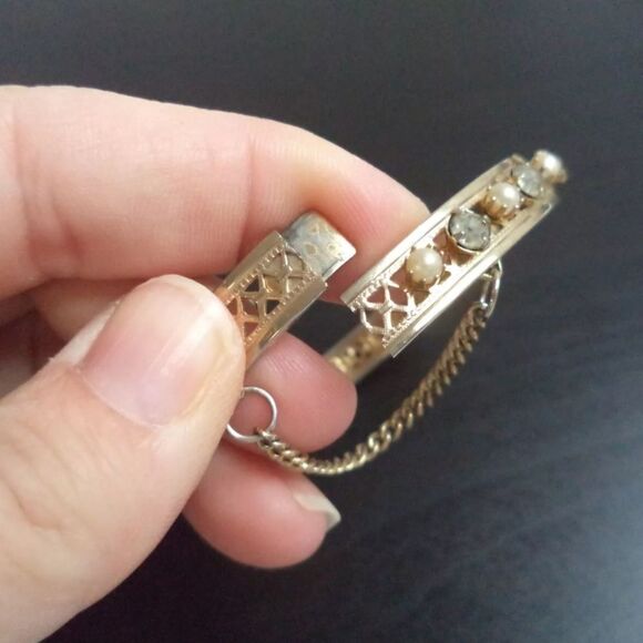 Elegant Gold and Pearl Bracelet - Picture 3 of 3